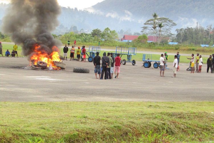 Setelah Bakar Rumah Bupati, Massa Blokade Bandara Oksibil