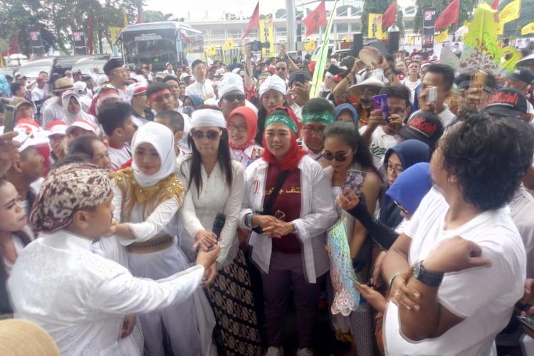 yenny-wahid-dan-anggota-rumah-pergerakan-gus-dur-ramaikan-kampanye-jokowi-di-gbk