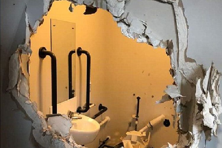 diikat-dalam-keadaan-telanjang-tentara-mengamuk-dan-hancurkan-toilet