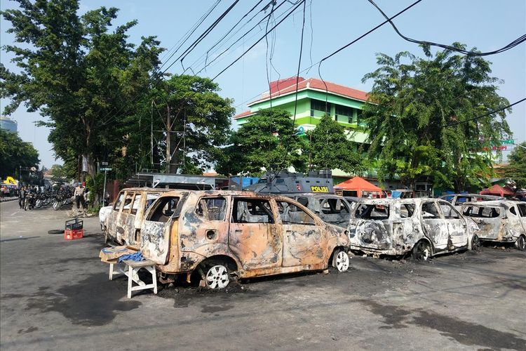 warga-quotshockquot-lihat-mobil-dibakar-molotov-dilempar-dan-digedor-gedor-diminta-keluar