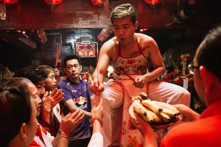 Menjadi Model di Pagi Hari, Menjadi Medium Para Dewa di Malam Hari