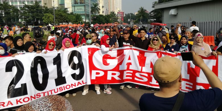 Sejumlah Warga Berkaus dan Topi #2019GantiPresiden Ramaikan CFD Jakarta