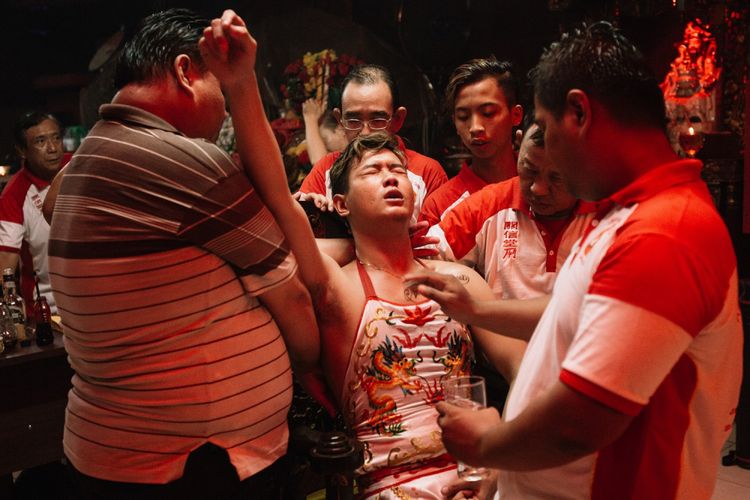 Menjadi Model di Pagi Hari, Menjadi Medium Para Dewa di Malam Hari