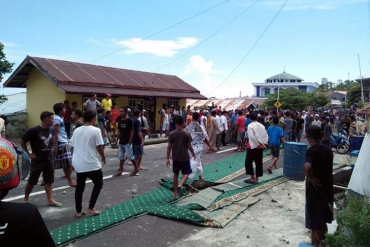 Tersinggung soal Perolehan Suara, Warga Kembalikan Karpet dari Caleg