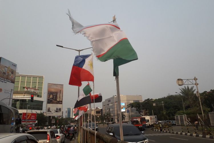 Anies Instruksikan Pasang Lagi Bendera Negera Peserta Asian Games Bertiang Bambu