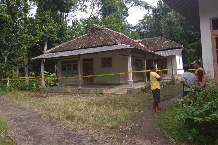 Densus 88 Amankan Barang Bersumbu dari Rumah Warga di Banyuwangi