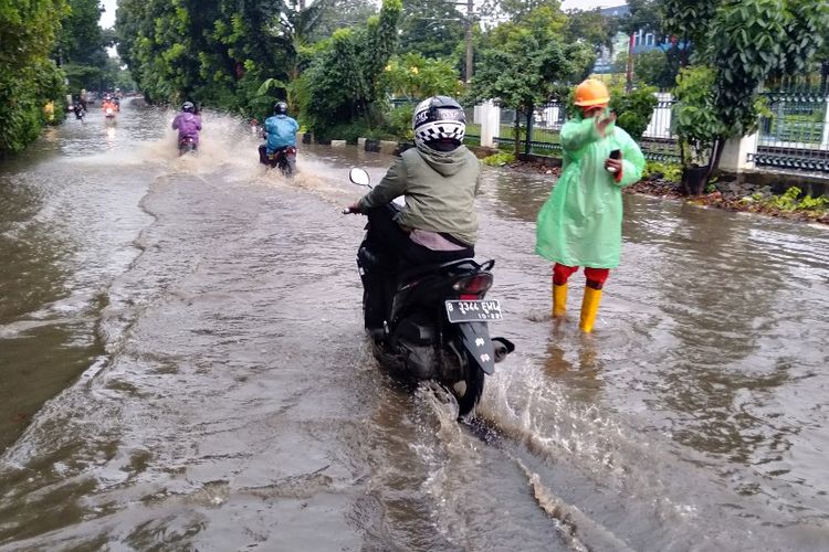banjir-setelah-hujan-deras-jalan-tanjung-barat-macet
