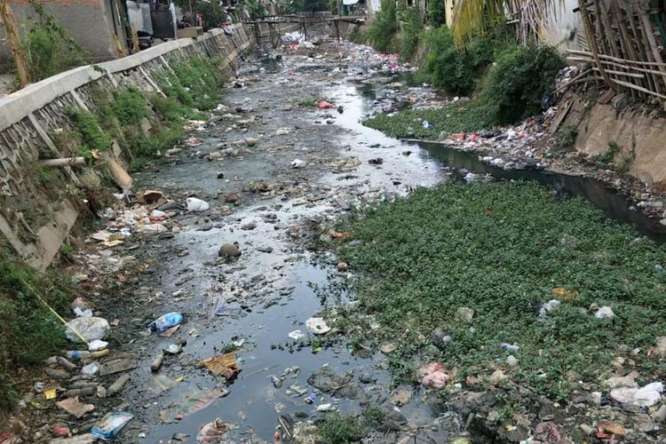 Sampah hingga Bau Tak Sedap Jadi Persoalan Kali Tegal Amba Jakarta Timur 