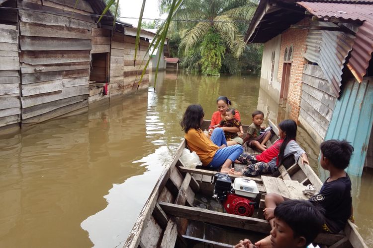 3796-warga-kampar-riau-terserang-penyakit-akibat-banjir