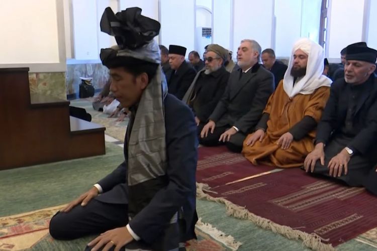 Viral Foto Jokowi Jadi Makmum Shalat di Afghanistan, Ini Penjelasan Istana