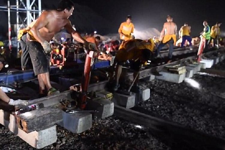 pekerja-china-bangun-jalur-rel-kereta-api-baru-dalam-waktu-35-jam