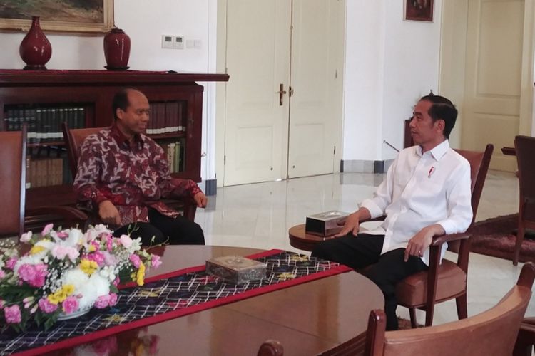 Jabat Tangan Jokowi yang Jadi Penyemangat Hidup Sutopo...