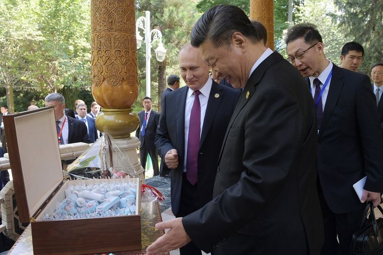 mesra-putin-beri-kado-sekotak-es-krim-untuk-ulang-tahun-xi-jinping