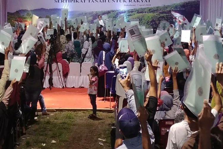 cerita-jokowi-ada-pihak-yang-mengklaim-program-kip-dan-sertifikat-tanah-gratis