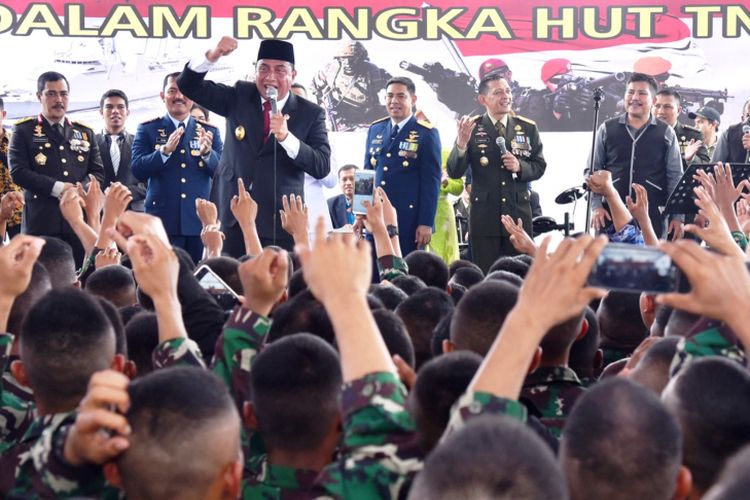 hadiri-hut-tni-edy-rahmayadi-agak-bingung-pakai-topi-atau-baret