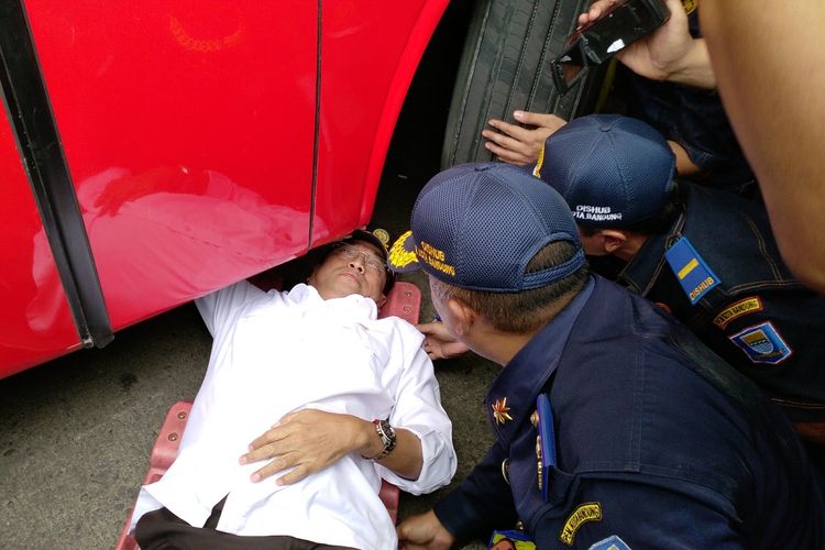 Usai Cek Kelayakan Kendaraan, Menhub Budi Kesulitan Keluar dari Kolong Bus