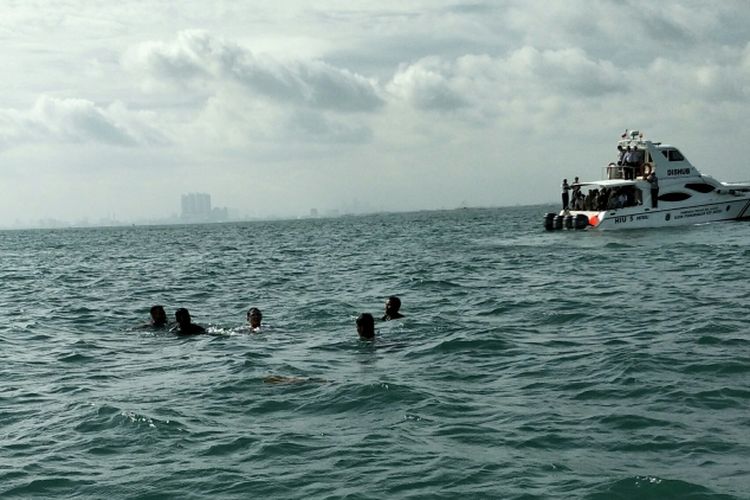 Saat Mendekati Pulau Bidadari, Sandiaga Ceburkan Diri ke Laut