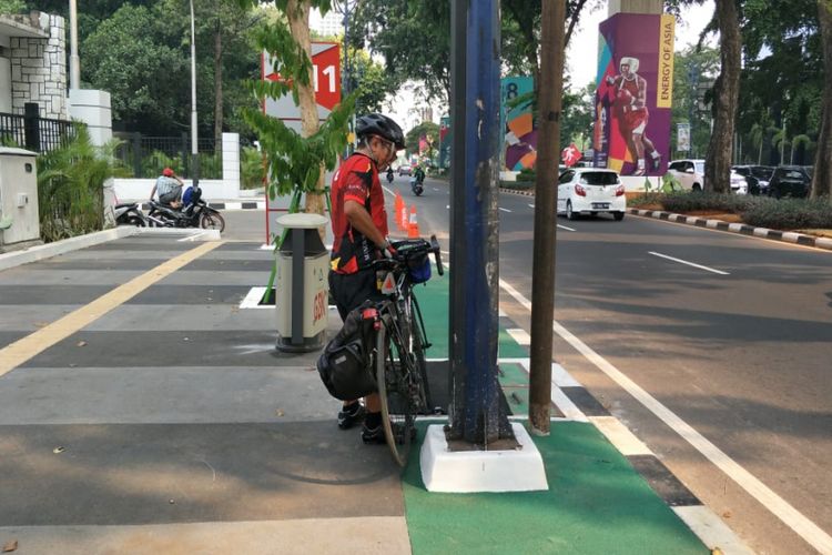 Pesepeda: Saya Ledekin Tiang Ini Bukan Menghalangi, tapi Buat Sandaran Sepeda