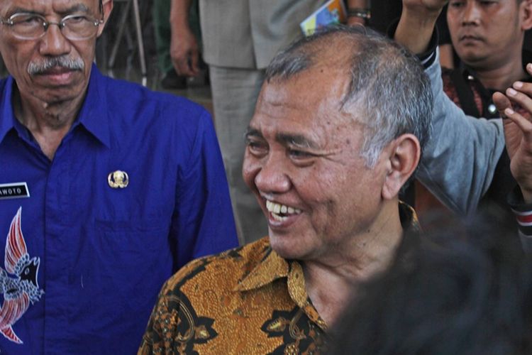ketua-kpk-blusukan-ke-sungai-mahakam-dan-temukan-penumpukan-batubara-ilegal