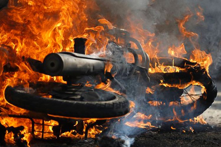 Tak Diizinkan Joget, Warga Bakar Mobil dan Motor Polisi