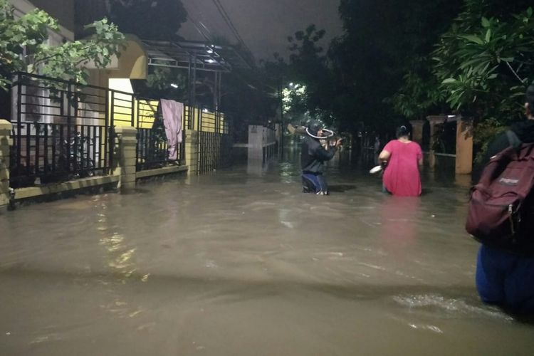 Kali Cipinang Meluap, Banjir Rendam Permukiman Warga di Ciracas 