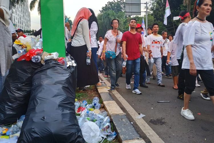 Sampah Berserakan di Sekitar GBK 