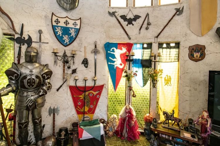 Rumah Unik Berbentuk Kastel dengan Jembatan Gantung Dijual Rp 3,75 Miliar