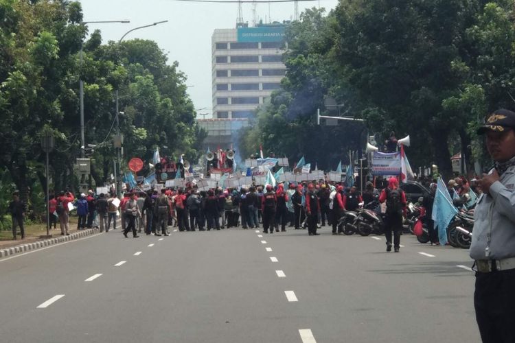 Buruh Demo di Balai Kota Minta Anies Revisi UMP DKI