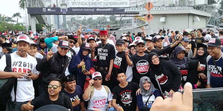 sejumlah-warga-berkaus-dan-topi-2019gantipresiden-ramaikan-cfd-jakarta