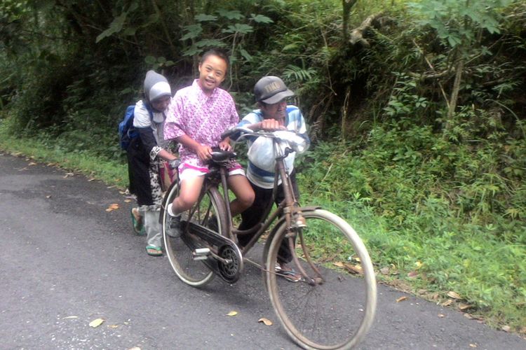 Suami Istri Lansia "Ngontel" Setiap Hari dari Hutan ke Kota.......