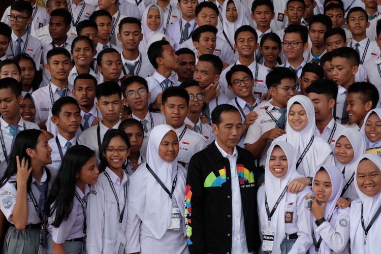 Jokowi Ajak Pelajar Berprestasi Keliling Istana Bogor