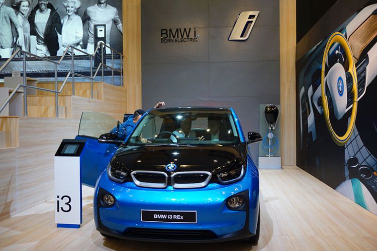 bmw-berharap-mobil-listrik-bisa-parkir-dan-masuk-tol-gratis