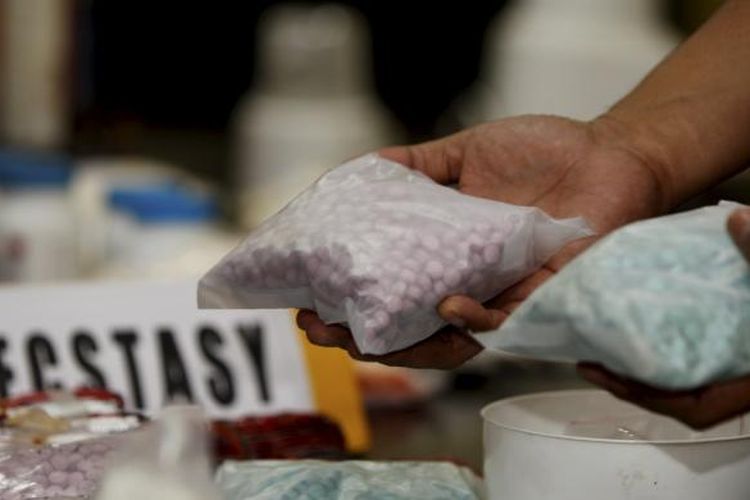 Enam Pengisap Ganja Ditangkap, Polisi Amankan Senjata Api Jenis Revolver