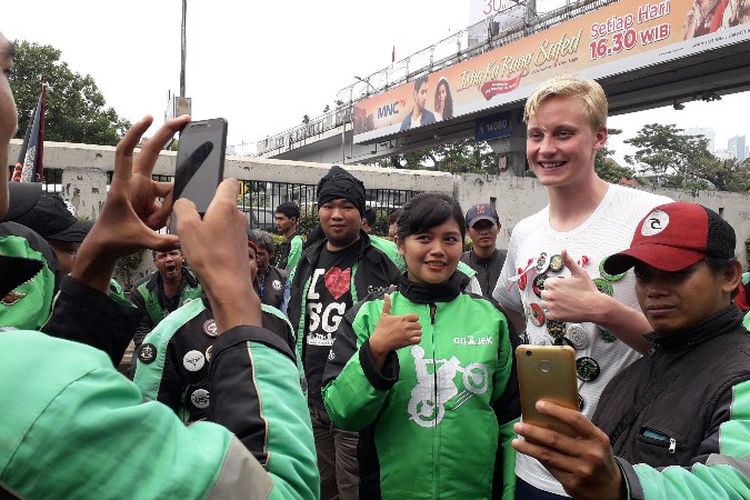 Bule Amerika Jadi Incaran Foto Pendemo Ojek Online