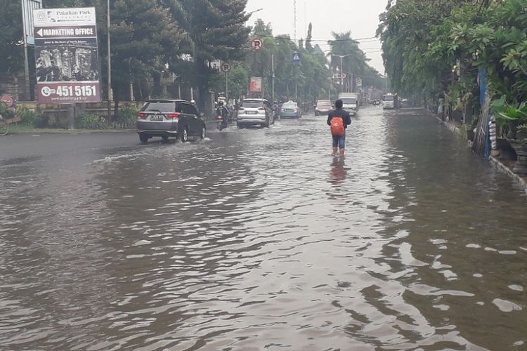 Banjir di Kelapa Gading Pagi Ini Akibat Luapan Kali BGR