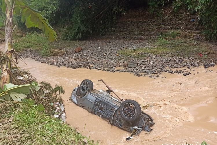 Diterjang Banjir Bandang, 7 Mobil Hanyut di Sungai Beringin Semarang