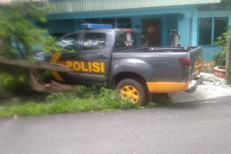 Mobil Patroli Polisi Tabrak Pagar Rumah Warga gara-gara Emak-emak Naik Motor