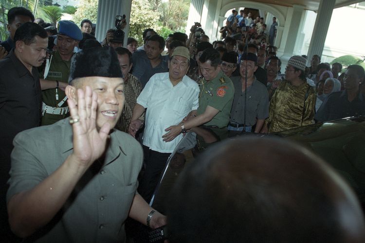 Damai Sesaat di Istana, Kala Gus Dur Selesai Shalat Malam Jelang Dilengserkan MPR..