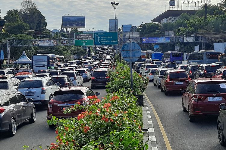 9 Jam Terjebak Macet Imbas Penutupan One Way Puncak Bogor, Mau Happy Malah Tersiksa