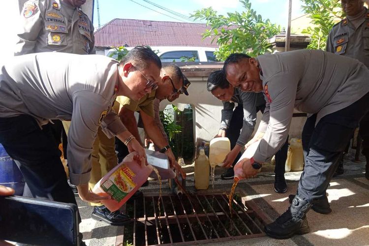 Jelang Natal, Polisi di Ambon Buang 4.120 Liter Miras Tradisional ke Selokan