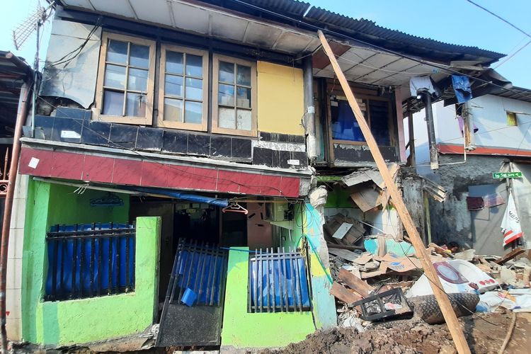 Rumah Ambruk karena Galian Saluran, Pemilik Berharap Pemkot Bertanggung Jawab

