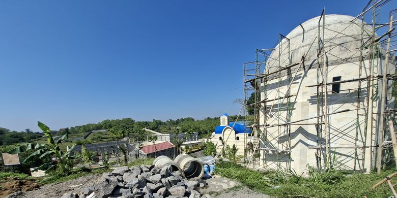 Curhat Pemilik Warung Sekitar Holyland Karanganyar: Saya Bingung Mau Senang Apa Sedih