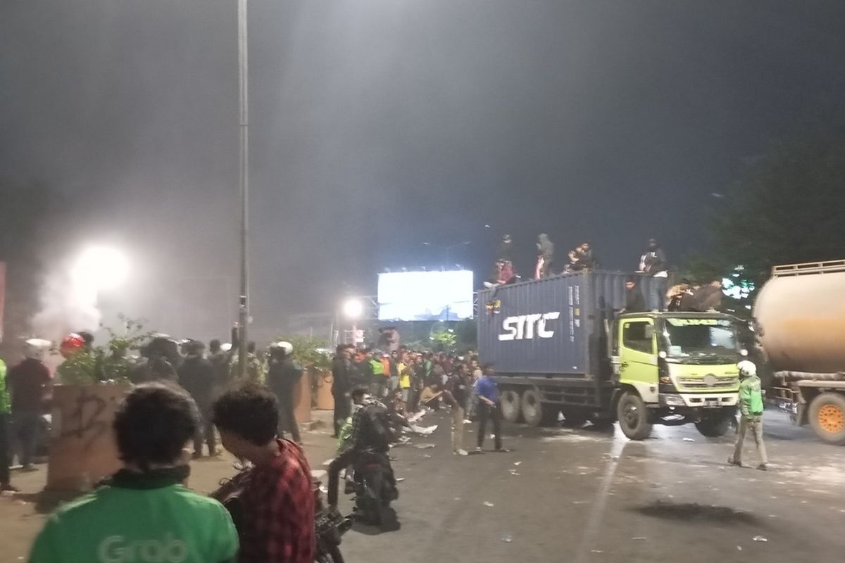 &#91;BREAKING&#93; Demonstran Duduki DPRD Makassar, 10 Motor-3 Mobil Dibakar
