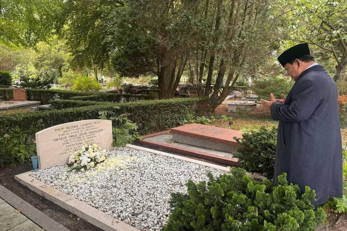 Prabowo Ziarah ke Makam Kakek dan Neneknya di Sela-sela Kunker ke Belanda