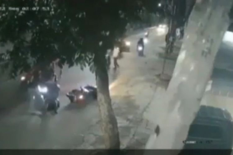 Viral, Pengendara Motor di Pekanbaru Diinjak Sekelompok Orang Diduga Geng Motor