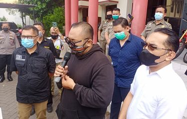 Sambil Tertunduk, Pria yang Mengumpat Pengunjung Mal Bermasker di Surabaya Minta Maaf