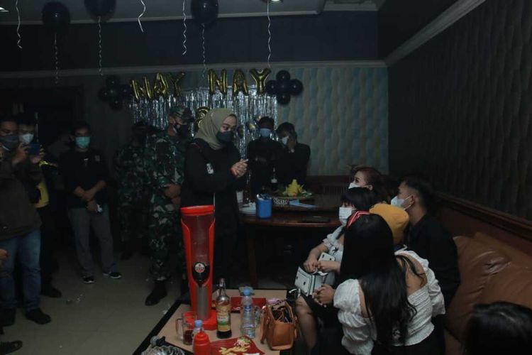 Bupati Karawang Bubarkan Pesta Ulang Tahun Muda-mudi di Tempat Karaoke