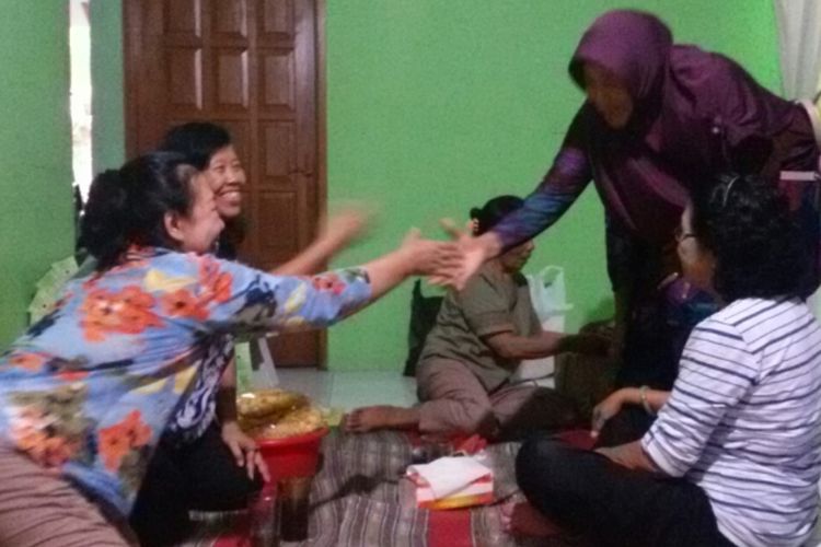 Potret Toleransi di Kulon Progo, Umat Kristiani Bagi Bingkisan Natal ke Semua Warga