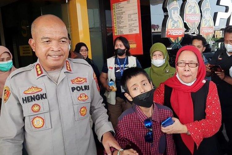 malangnya-nasib-bocah-yang-dipasung-orangtua-di-bekasi-kaki-dirantai
