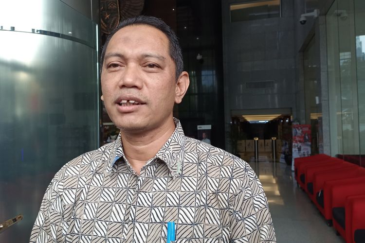 Ogah Minum Obat dari KPK, Lukas Enembe Ngotot ke Singapura